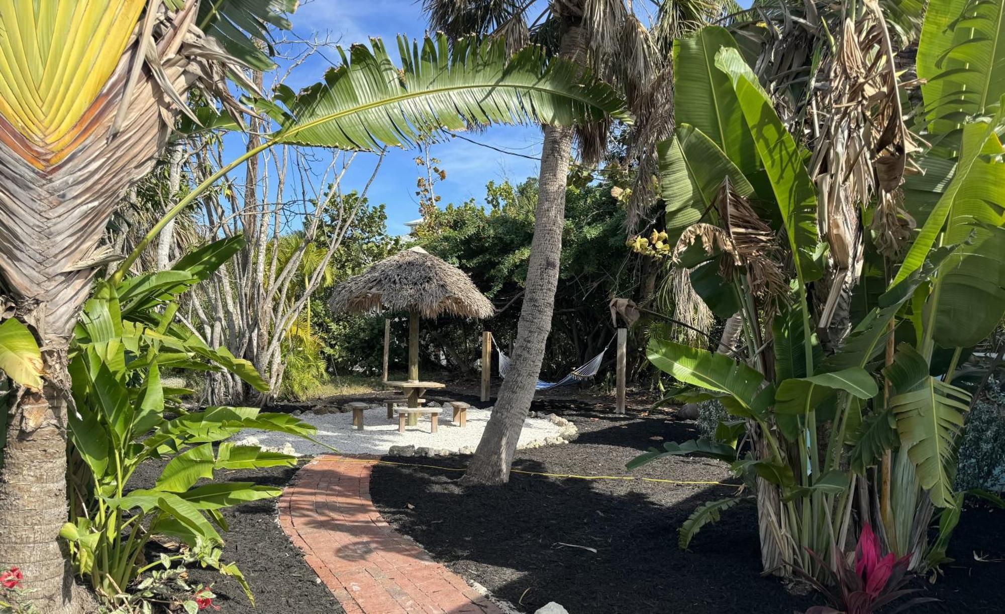 Pirates Cove Cottage At Palm View Inn Of Sanibel With Bikes Exterior photo