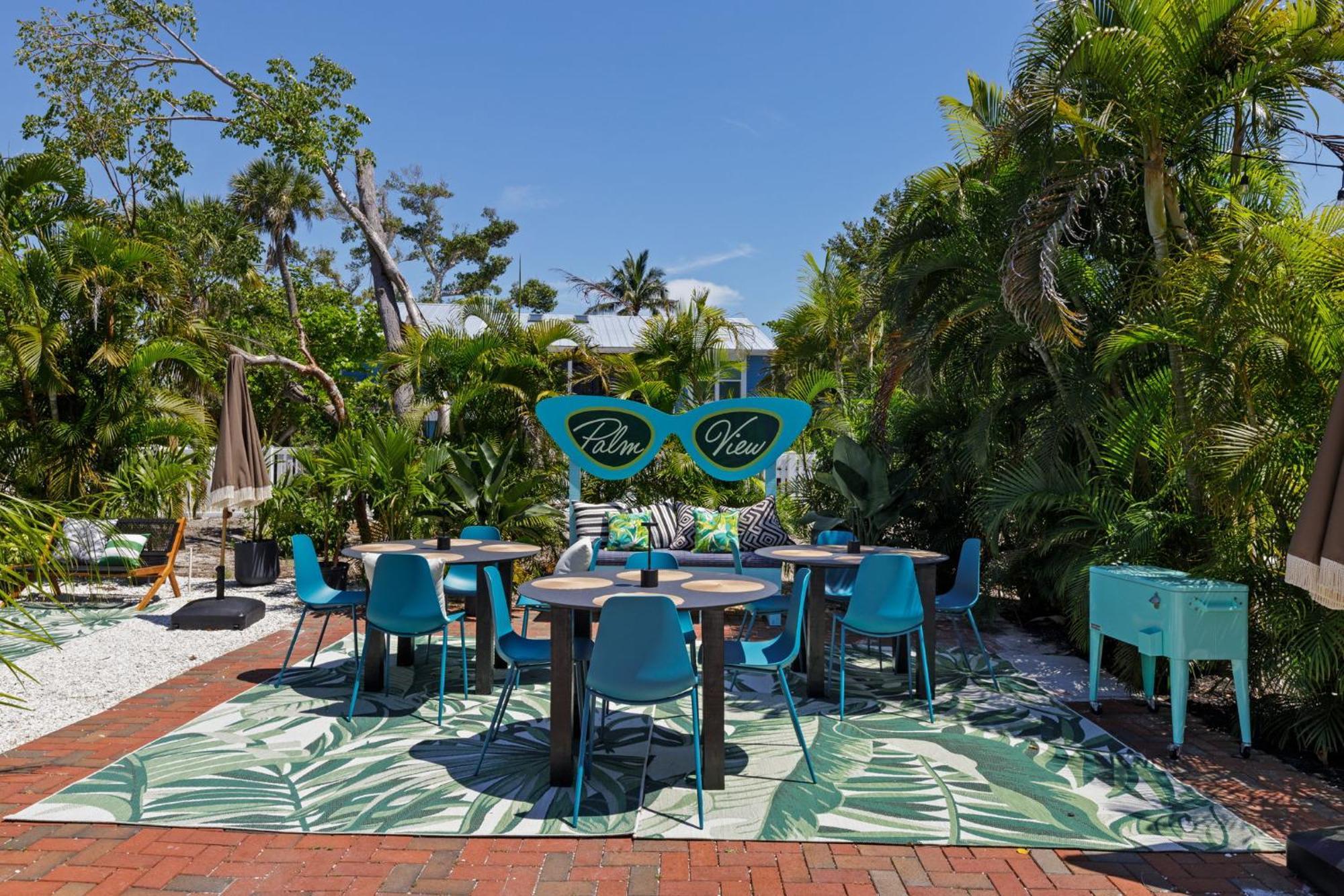 Pirates Cove Cottage At Palm View Inn Of Sanibel With Bikes Exterior photo