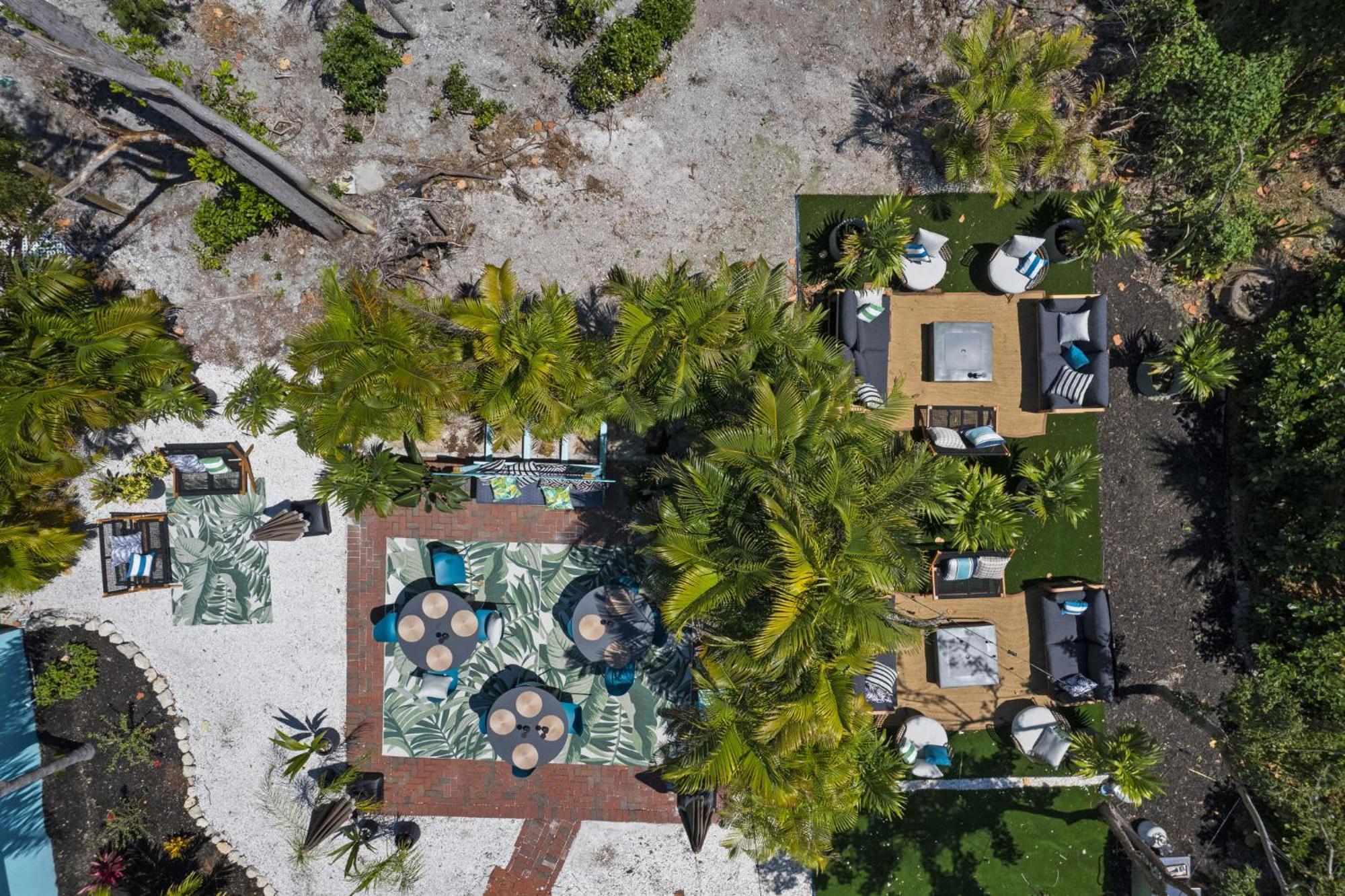 Pirates Cove Cottage At Palm View Inn Of Sanibel With Bikes Exterior photo