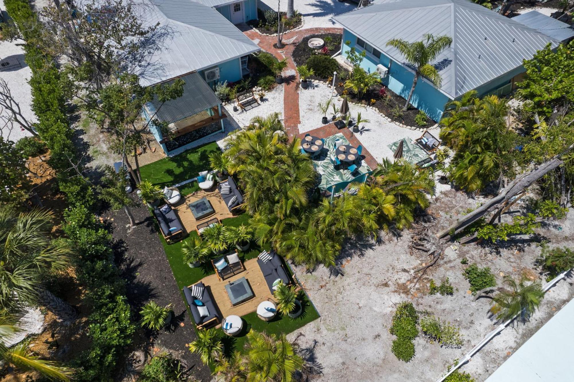 Pirates Cove Cottage At Palm View Inn Of Sanibel With Bikes Exterior photo